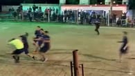 Fußballer prügeln Schiri ins Hospital