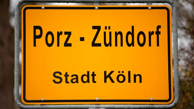 Zündorfer Ortsschild: Eine Verlängerung der Straßenbahnlinie 7 würde den Ort besser an das Stadtnetz anbinden.