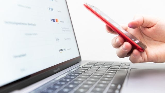 Deutsche Banken und Sparkassen können bei der Zusammenführung ihrer Online-Bezahldienste den nächsten Schritt gehen. Deutsche Banken und Sparkassen können bei der Zusammenführung ihrer Online-Bezahldienste den nächsten Schritt gehen.