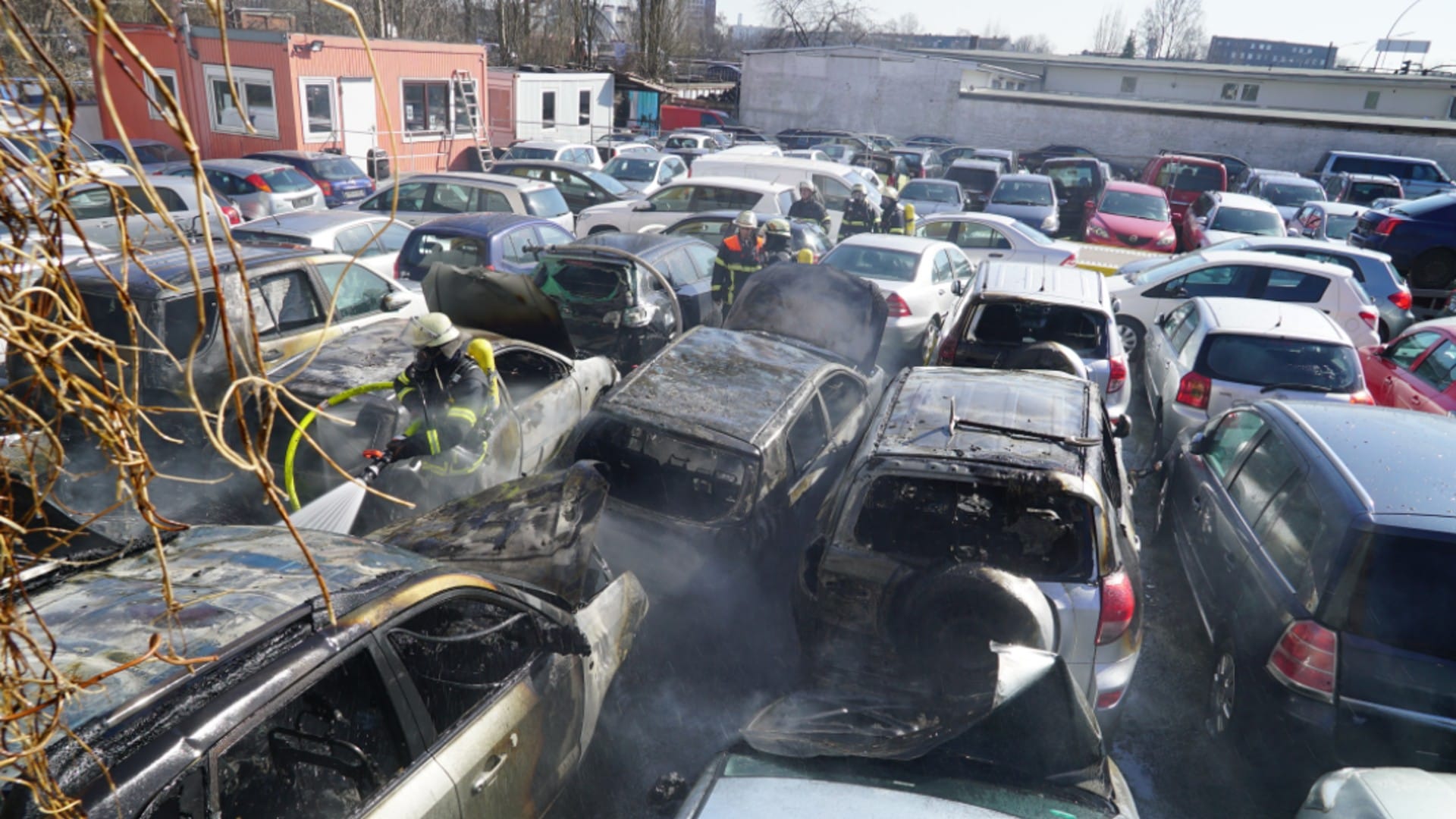 Feuerwehr in Hamburg: Acht Pkw haben Feuer gefangen.