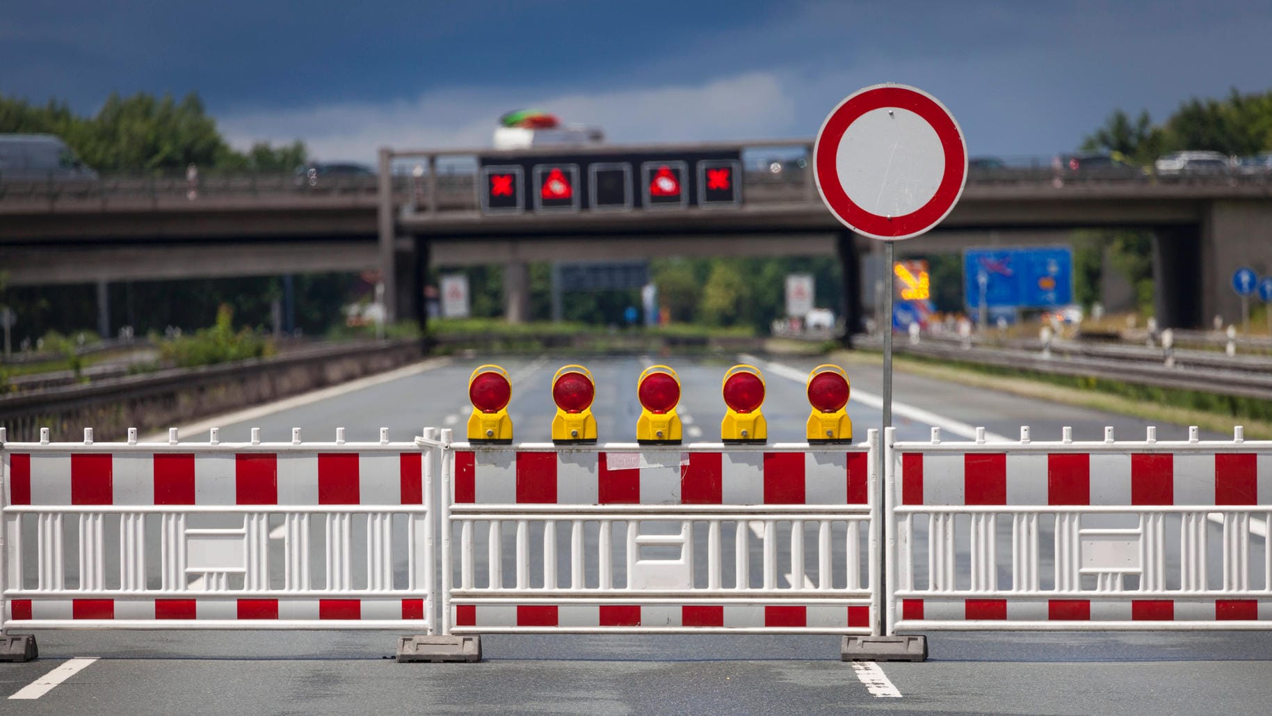 Vollsperrung einer Autobahn (Symbolbild): Menschen hatte unter anderem über tränende Augen geklagt.