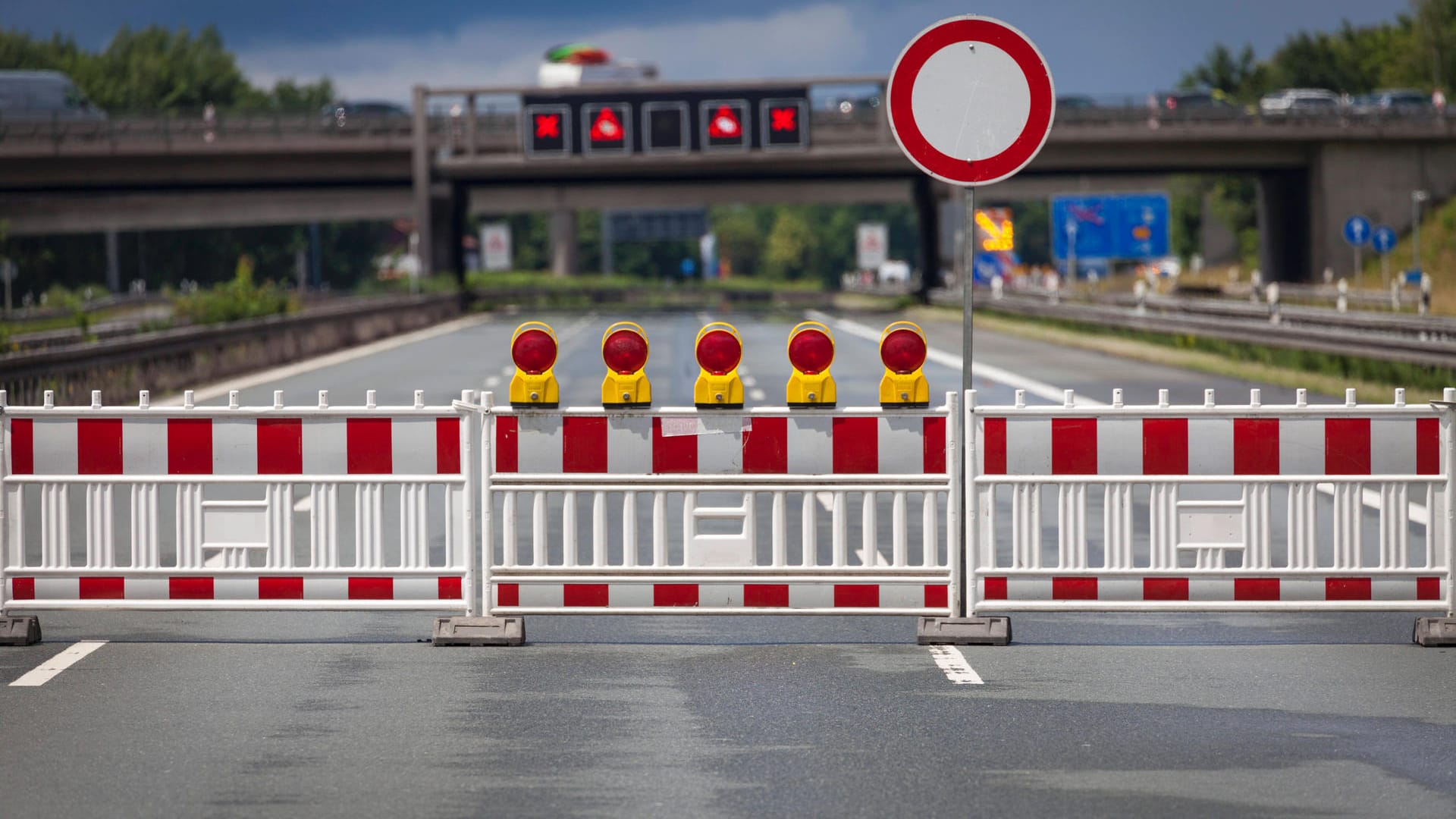 Vollsperrung einer Autobahn (Symbolbild): Menschen hatte unter anderem über tränende Augen geklagt.