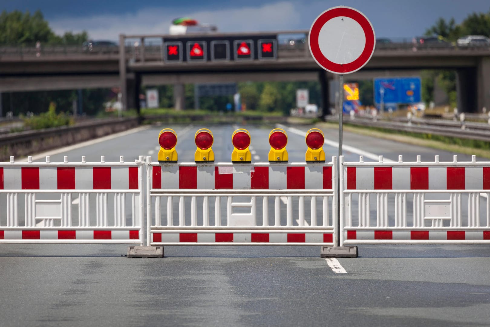 Vollsperrung einer Autobahn (Symbolbild): Menschen hatte unter anderem über tränende Augen geklagt.