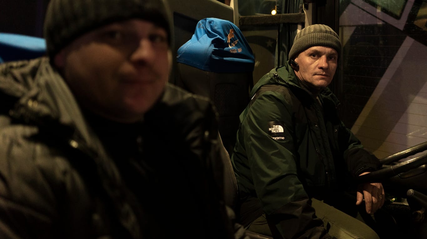 Busfahrer auf dem Weg in die Ukraine – nächster Halt: Krieg.