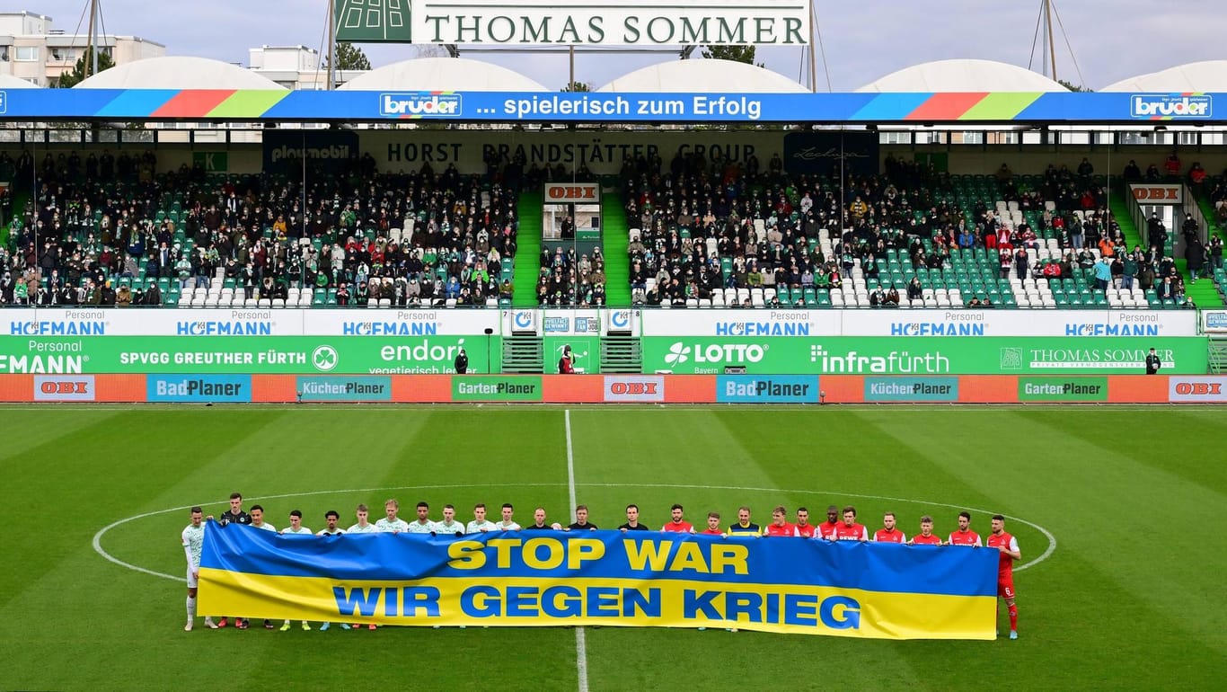 "Stop war": Schon beim Spiel am 26. Februar, unmittelbar nach Kriegsbeginn, sandten der 1. FC Köln und Greuther Fürth dieses Signal aus.