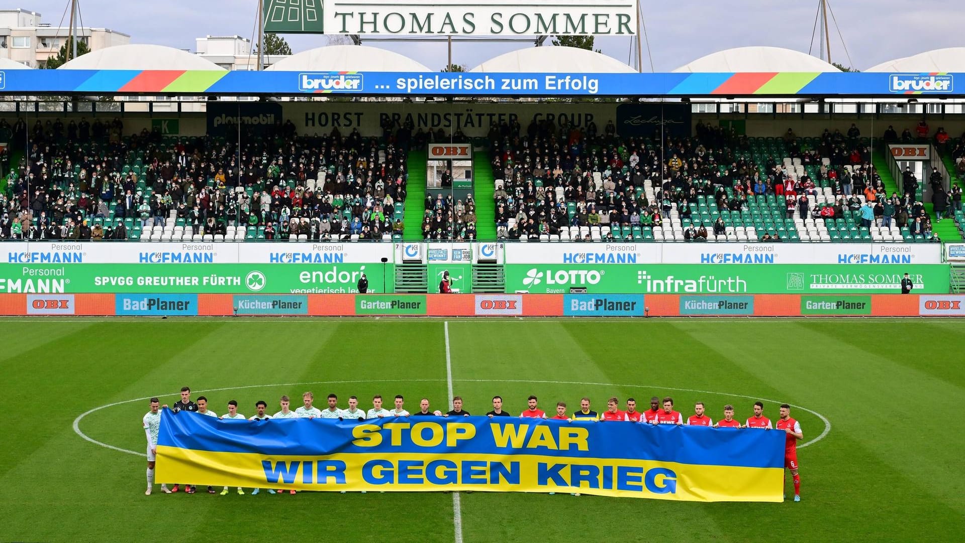 "Stop war": Schon beim Spiel am 26. Februar, unmittelbar nach Kriegsbeginn, sandten der 1. FC Köln und Greuther Fürth dieses Signal aus.