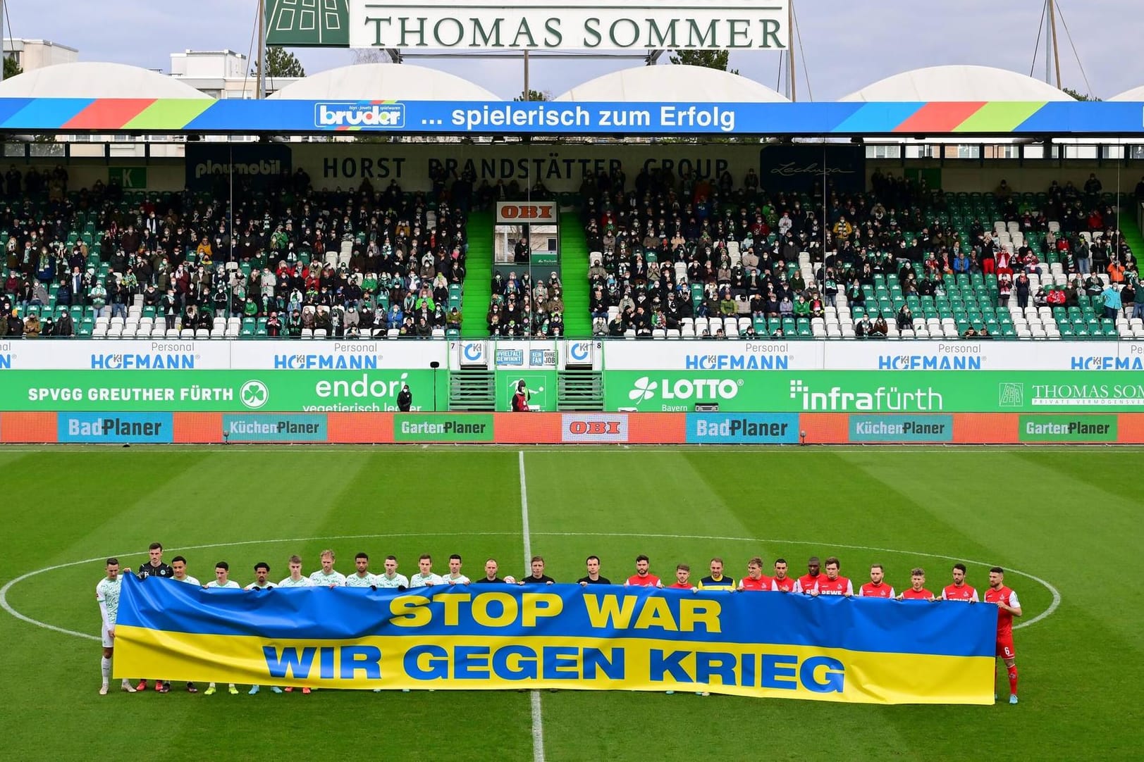 "Stop war": Schon beim Spiel am 26. Februar, unmittelbar nach Kriegsbeginn, sandten der 1. FC Köln und Greuther Fürth dieses Signal aus.