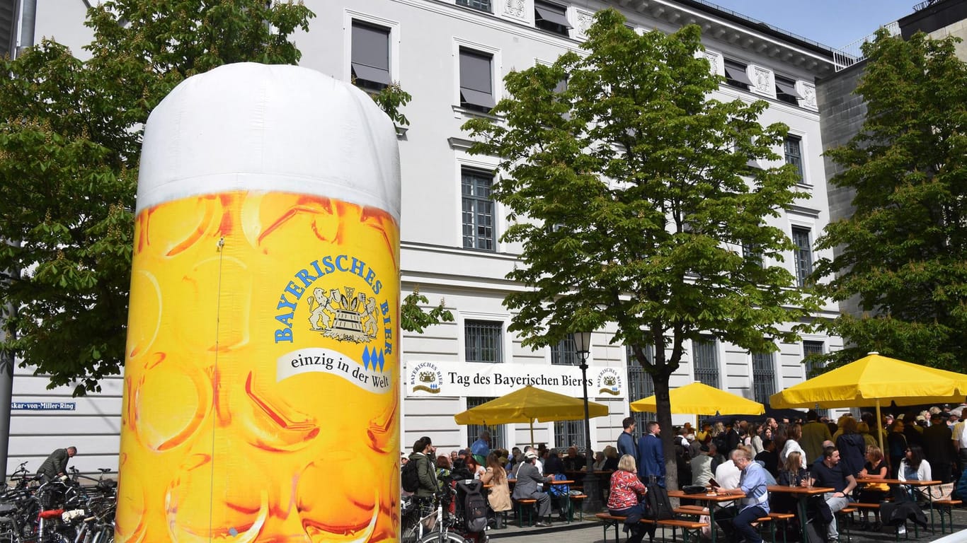 Bierbrunnen des Brauerbunds am Tag des Bayerischen Bieres (Archivbild): Die Brauereien in München müssen aufgrund der Getreide-Knappheit das Bier teurer machen.