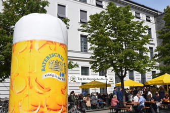 Bierbrunnen des Brauerbunds am Tag des Bayerischen Bieres (Archivbild): Die Brauereien in München müssen aufgrund der Getreide-Knappheit das Bier teurer machen.