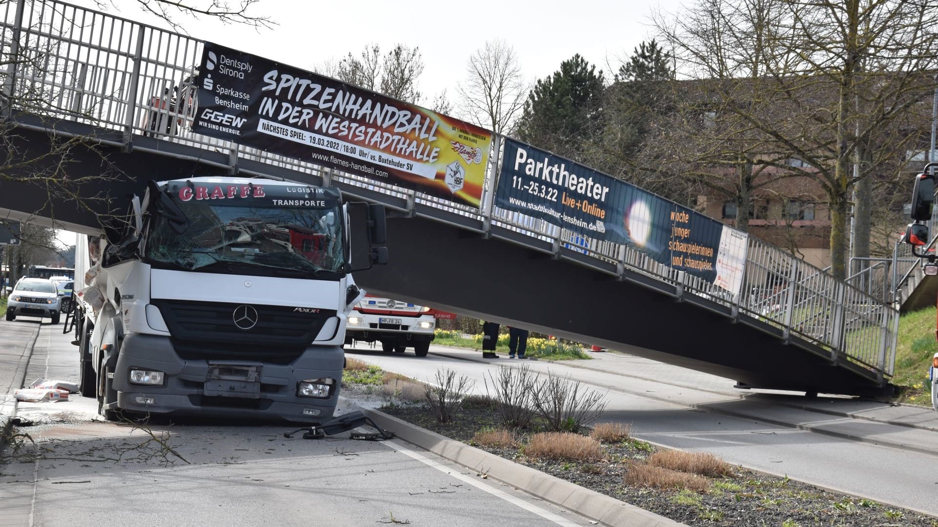 Die Brücke liegt auf dem Lkw auf: Der Fahrer verletzte sich bei dem Unfall leicht.