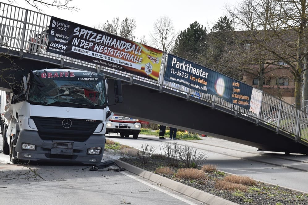 Die Brücke liegt auf dem Lkw auf: Der Fahrer verletzte sich bei dem Unfall leicht.