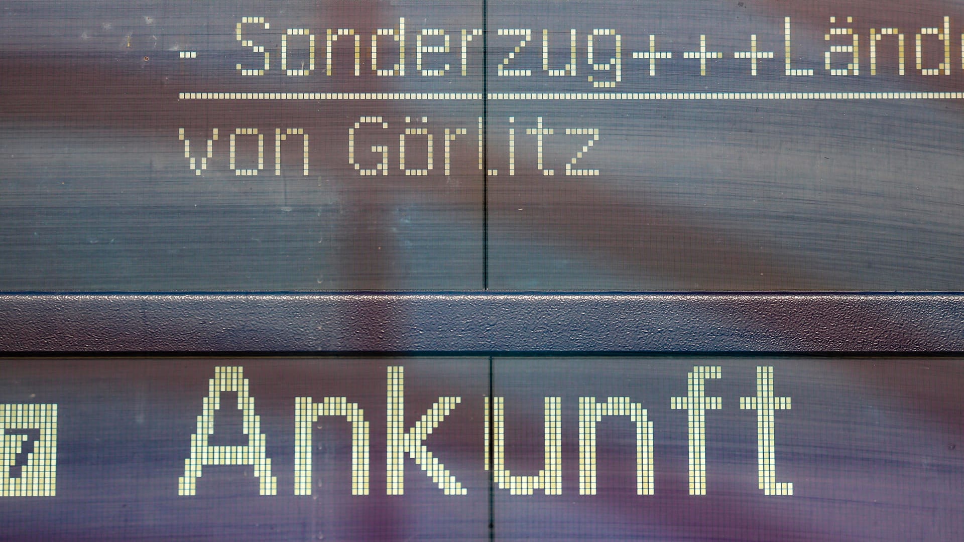 Ein Sonderzug mit Flüchtlingen wird auf einer Anzeigentafel angekündigt: Das Zusatzangebot soll Menschen aus der Ukraine noch bis Ende März bei der Flucht helfen. Ein Sonderzug mit Flüchtlingen wird auf einer Anzeigentafel angekündigt: Das Zusatzangebot soll Menschen aus der Ukraine noch bis Ende März bei der Flucht helfen.