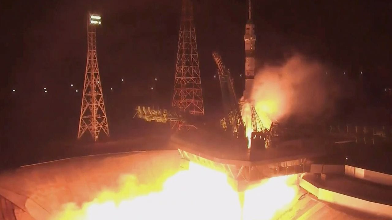 Start der Trägerrakete mit dem Raumschiff Sojus MS-21, das die russischen Kosmonauten Artemjew, Matwejew und Korssakow zur Internationalen Raumstation bringt. Start der Trägerrakete mit dem Raumschiff Sojus MS-21, das die russischen Kosmonauten Artemjew, Matwejew und Korssakow zur Internationalen Raumstation bringt.