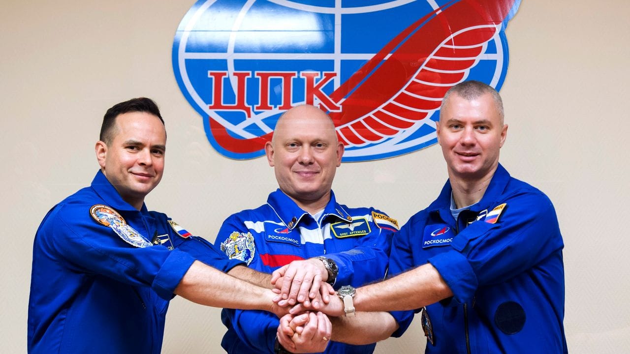 Die russischen Kosmonauten, Kommandant Oleg Artemjew (M) und die Flugingenieure Denis Matwejew (r) und Sergej Korssakow, posieren für die Presse. Die russischen Kosmonauten, Kommandant Oleg Artemjew (M) und die Flugingenieure Denis Matwejew (r) und Sergej Korssakow, posieren für die Presse.
