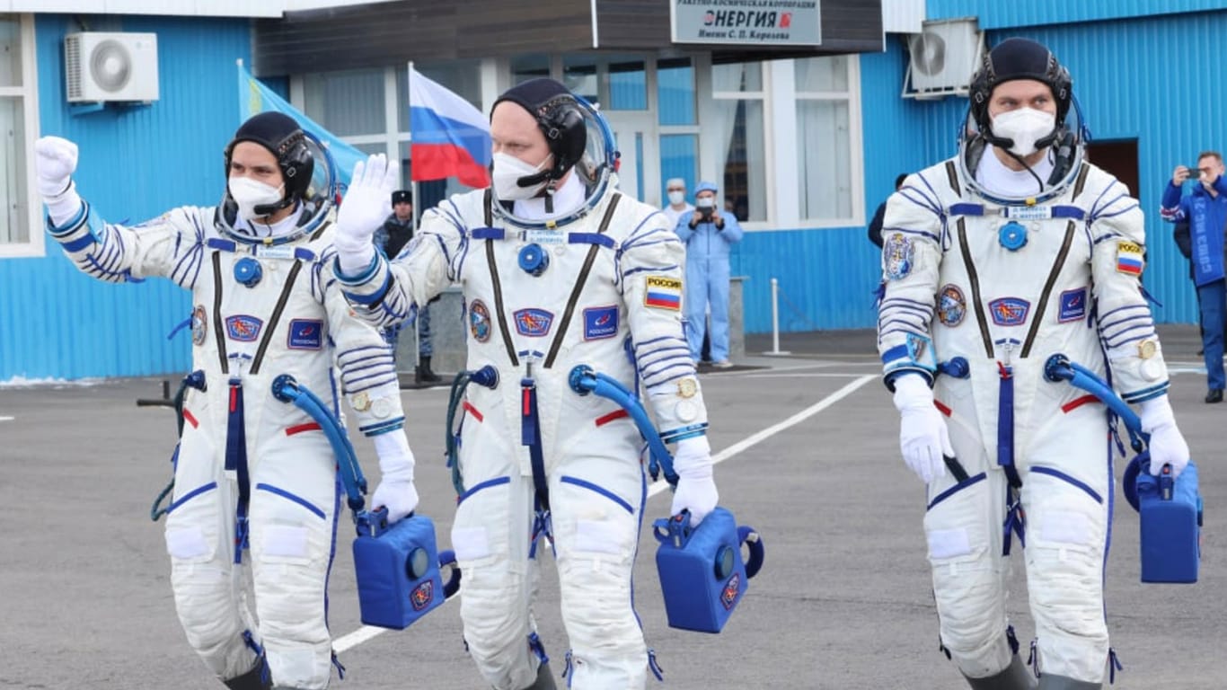 Start in Baikonur: Kommandant Oleg Artemjew (Mitte) und die Flugingenieure Denis Matwejew (rechts) und Sergej Korssakow sind auf dem Weg zur ISS.