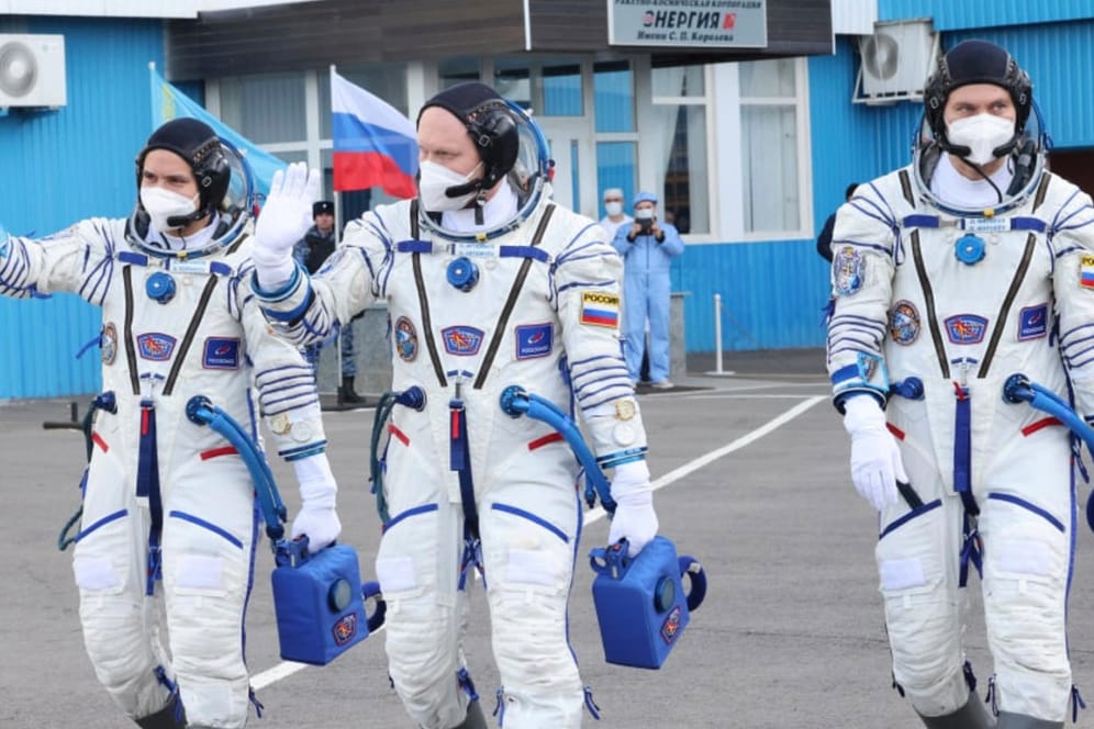 Start in Baikonur: Kommandant Oleg Artemjew (Mitte) und die Flugingenieure Denis Matwejew (rechts) und Sergej Korssakow sind auf dem Weg zur ISS.
