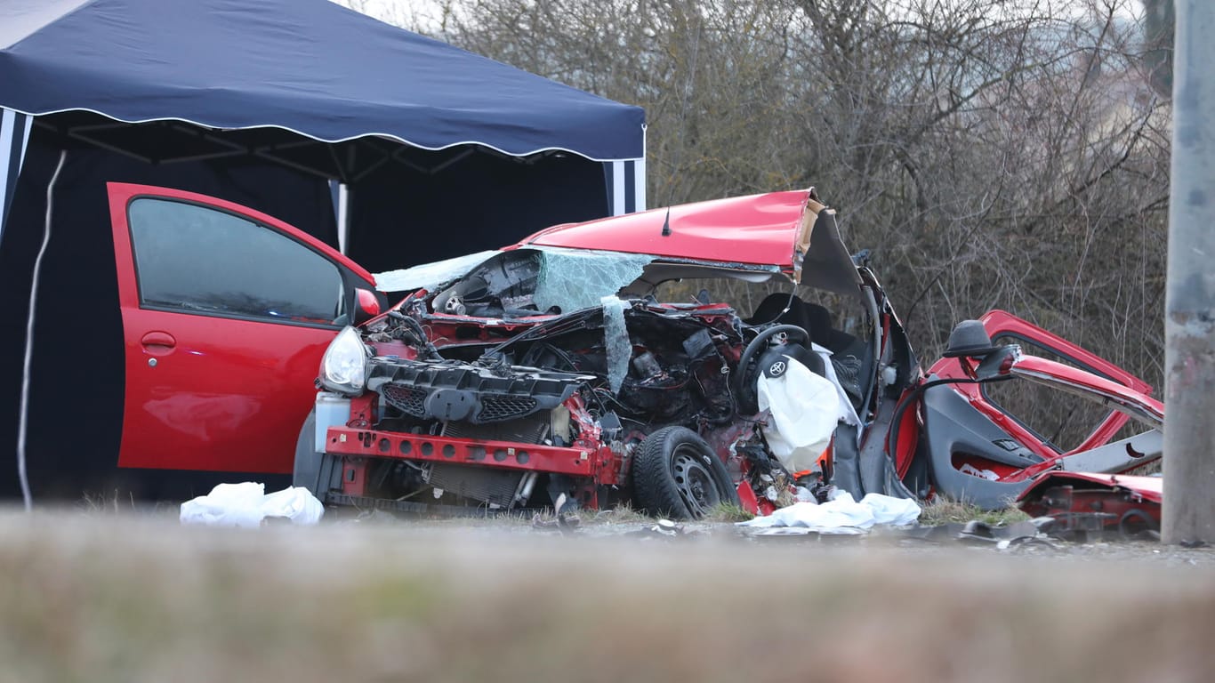 Unfall in Zirndorf: Der Toyota hätte offenbar eine rote Ampel überfahren.