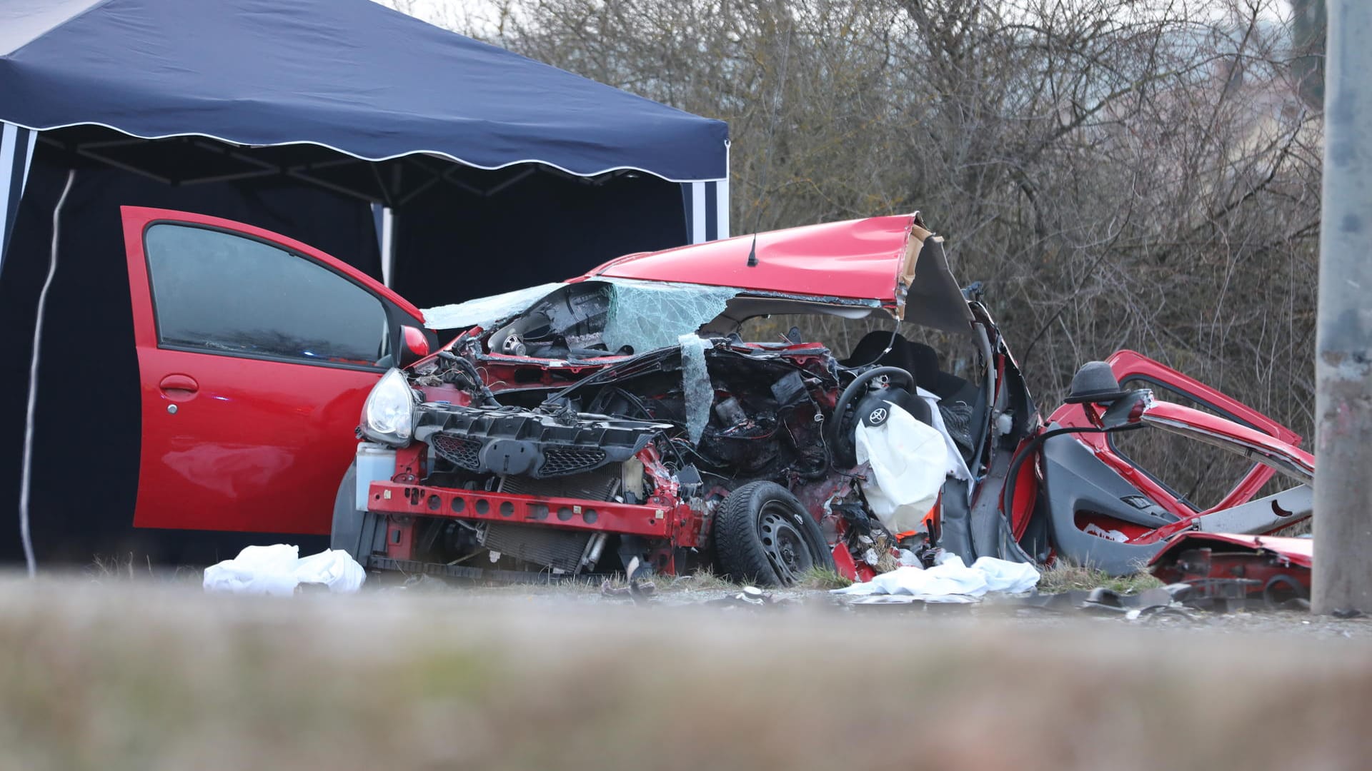 Unfall in Zirndorf: Der Toyota hätte offenbar eine rote Ampel überfahren.