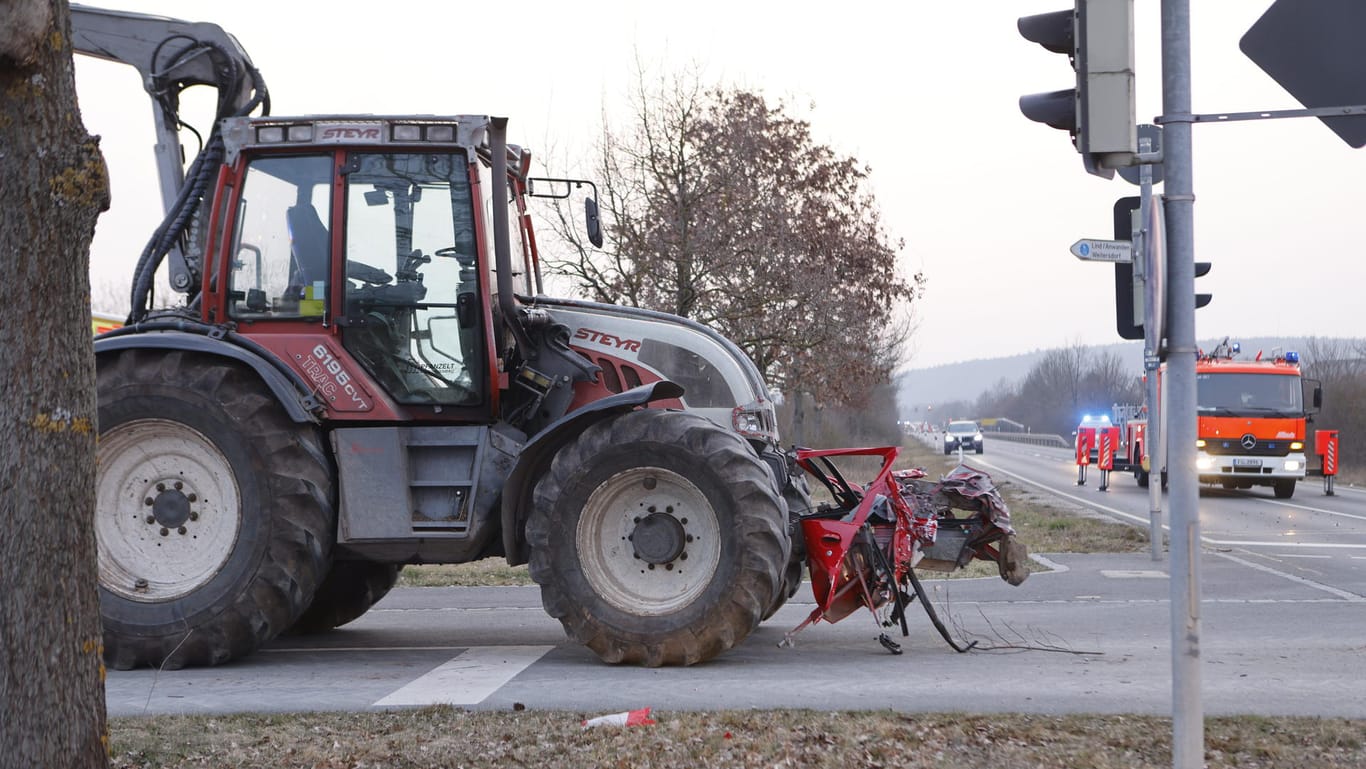 Traktor steht an einer Ampel (Symbolbild): Die angefahrene Frau starb noch am Unfallort.