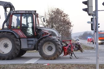 Traktor steht an einer Ampel (Symbolbild): Die angefahrene Frau starb noch am Unfallort.