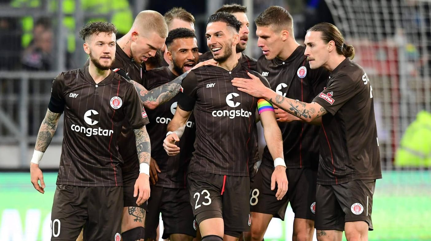 Jubel beim FC St. Pauli um Torschütze Daniel-Kofi Kyereh (M., verdeckt) im Spiel gegen Heidenheim.