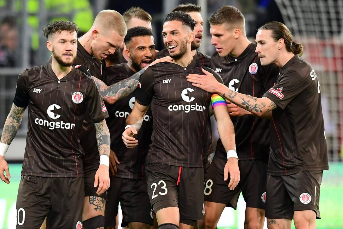 Jubel beim FC St. Pauli um Torschütze Daniel-Kofi Kyereh (M., verdeckt) im Spiel gegen Heidenheim.