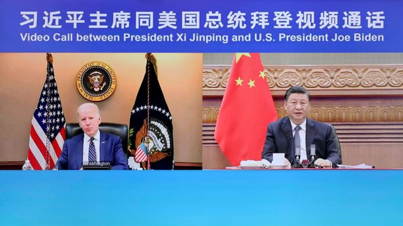 Der chinesische Präsident Xi Jinping führt ein Videogespräch mit US-Präsident Joe Biden.