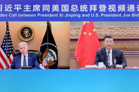 Der chinesische Präsident Xi Jinping führt ein Videogespräch mit US-Präsident Joe Biden.