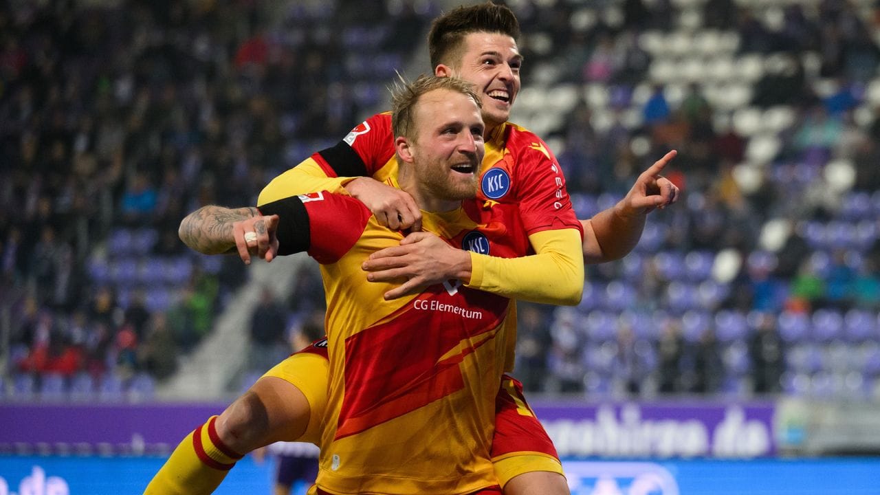 Philipp Hofmann (vorn) stellte in Aue die Weichen auf Sieg für den KSC. Philipp Hofmann (vorn) stellte in Aue die Weichen auf Sieg für den KSC.