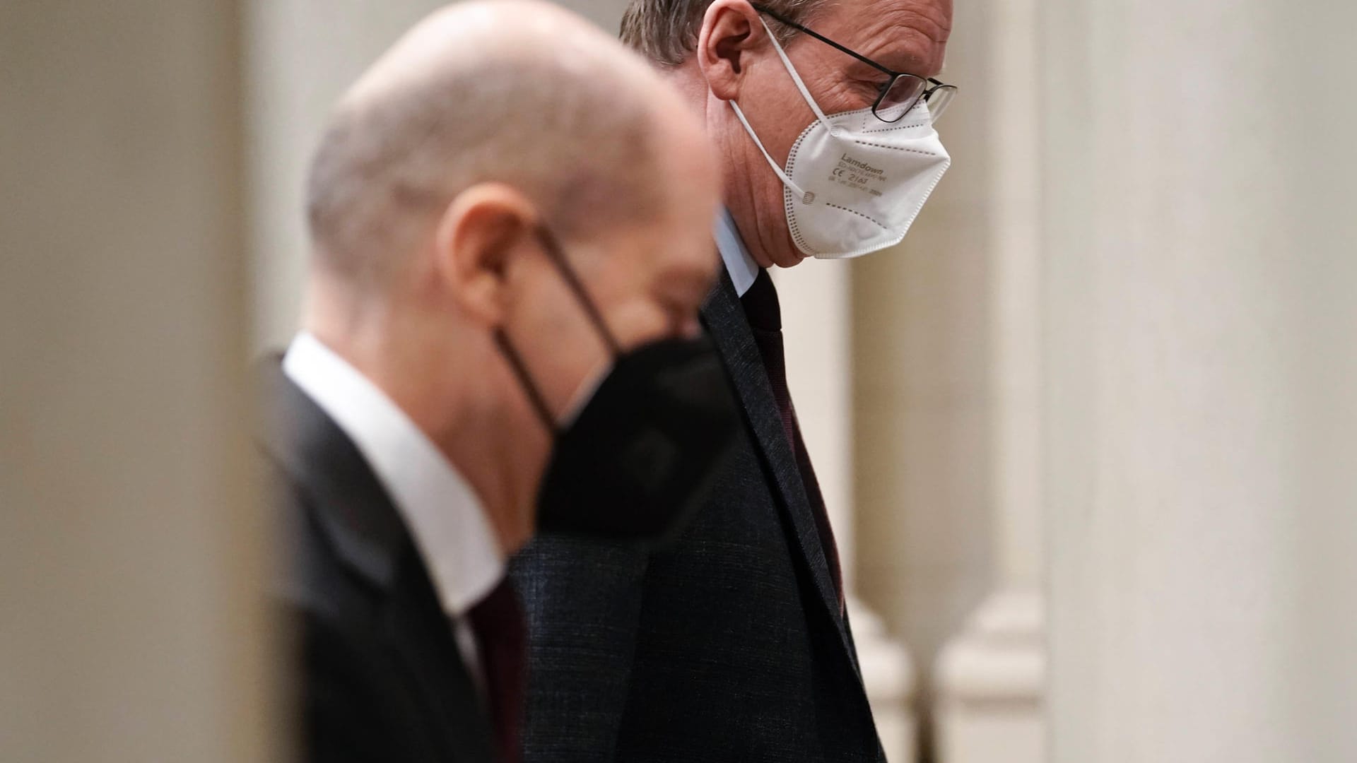 Bodo Ramelow begrüßt Olaf Scholz bei Ankunft im Bundesratsgebäude im Rahmen der 1016.Sitzung im Bundesrat in Berlin.