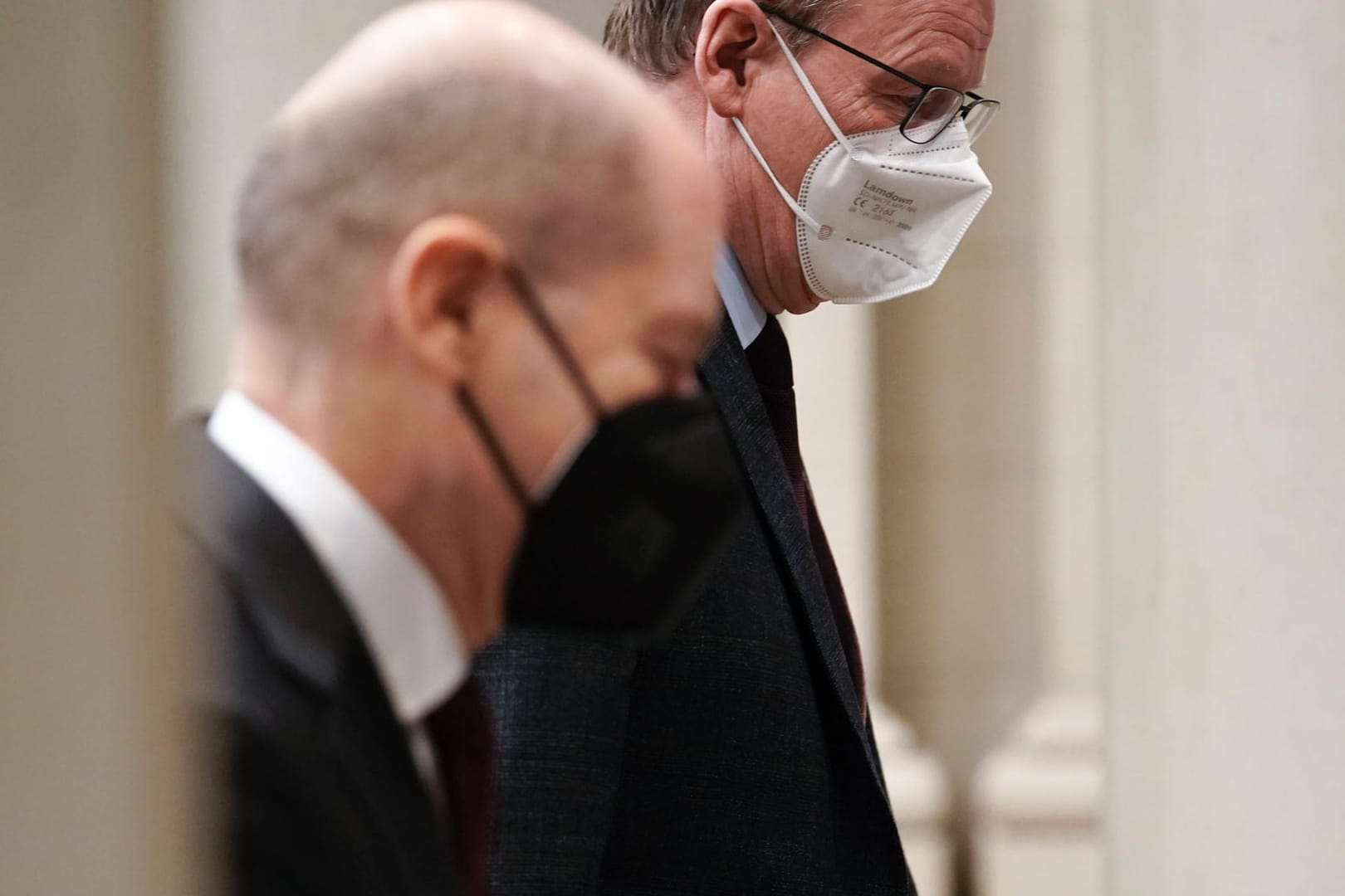 Bodo Ramelow begrüßt Olaf Scholz bei Ankunft im Bundesratsgebäude im Rahmen der 1016.Sitzung im Bundesrat in Berlin.