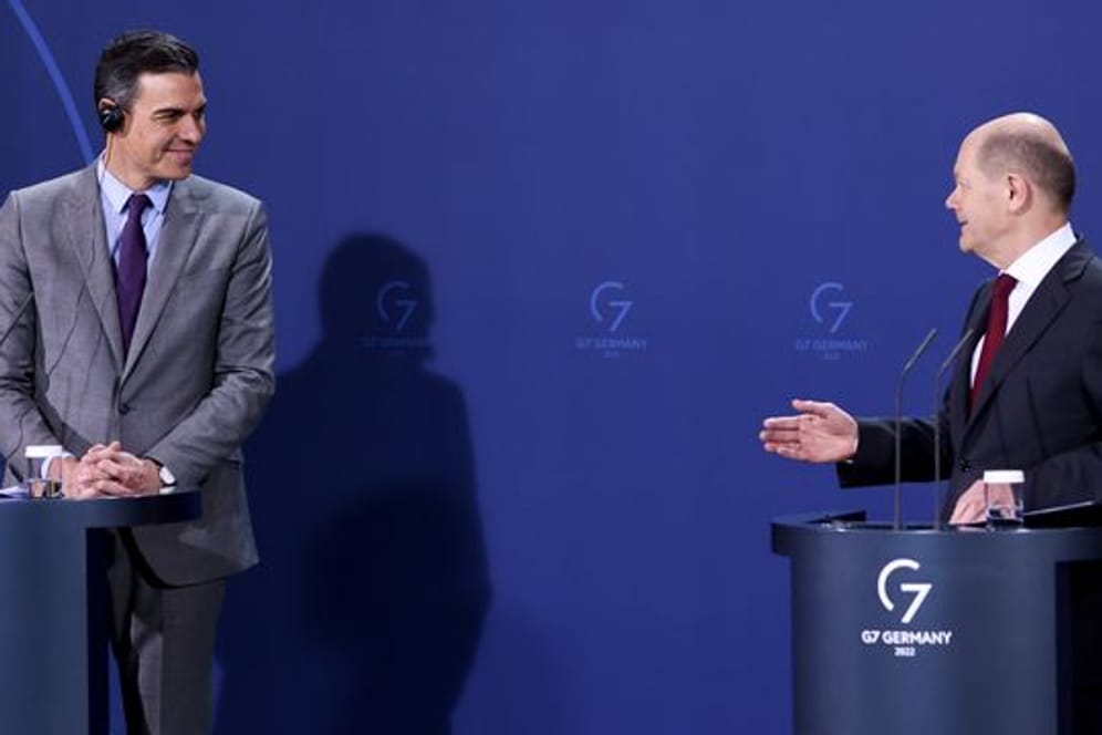 Bundeskanzler Olaf Scholz und der spanische Ministerpräsident Pedro Sanchez geben gemeinsam ein Pressestatement im Kanzleramt ab.