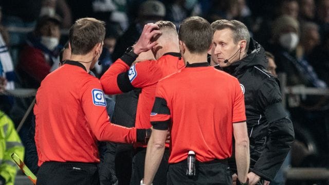 Schiedsrichterassistent Christian Gittelmann (M) wurde in Bochum von einem Bierbecher getroffen. Schiedsrichterassistent Christian Gittelmann (M) wurde in Bochum von einem Bierbecher getroffen.
