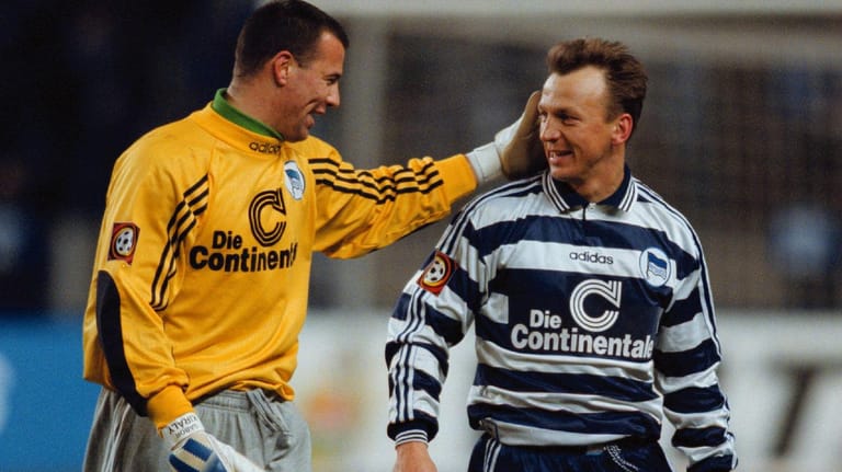 Gábor Király: Der Ungar spielte sieben Jahre für die Hertha. Hier feiert er Teamkollege Andreas Thom für dessen Siegtreffer gegen Wolfsburg im Januar 1998.
