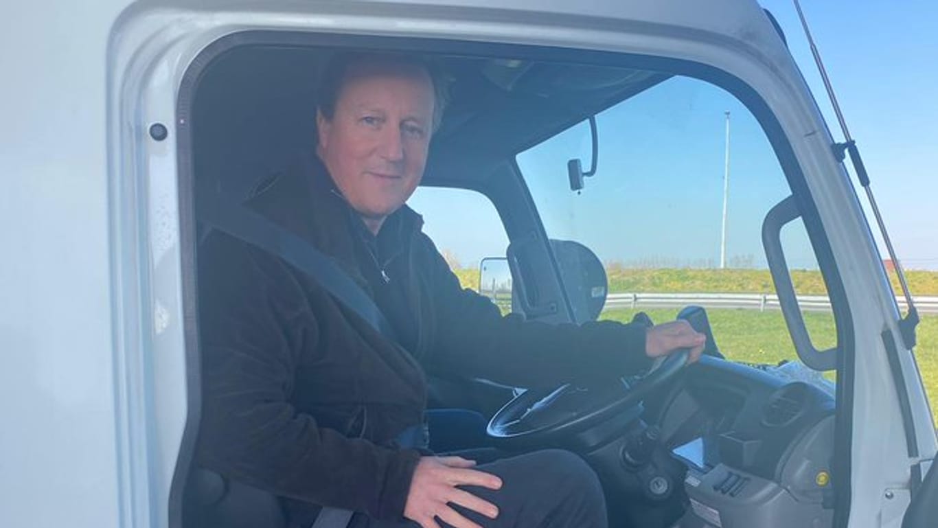 David Cameron am Steuer eines Transporters: Er fährt Hilfsgüter nach Polen.