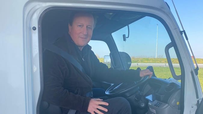 David Cameron am Steuer eines Transporters: Er fährt Hilfsgüter nach Polen.