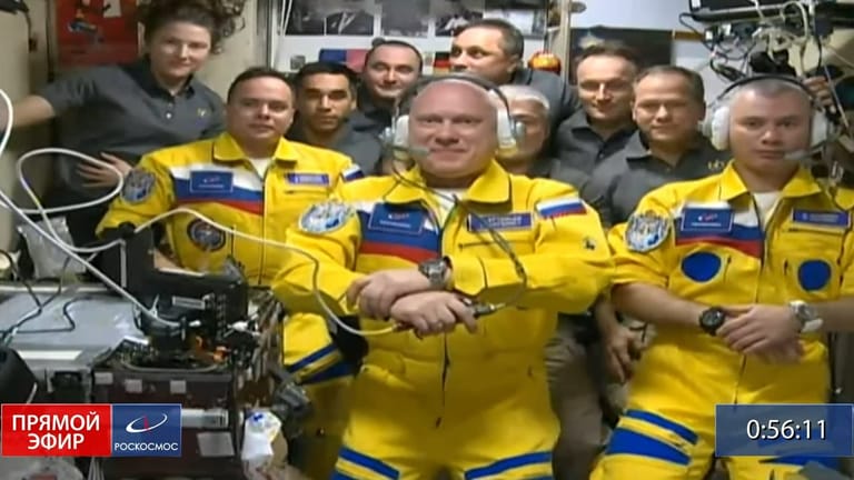 Die russischen Kosmonauten nach ihrer Ankunft auf der ISS