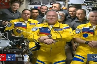 Die russischen Kosmonauten nach ihrer Ankunft auf der ISS