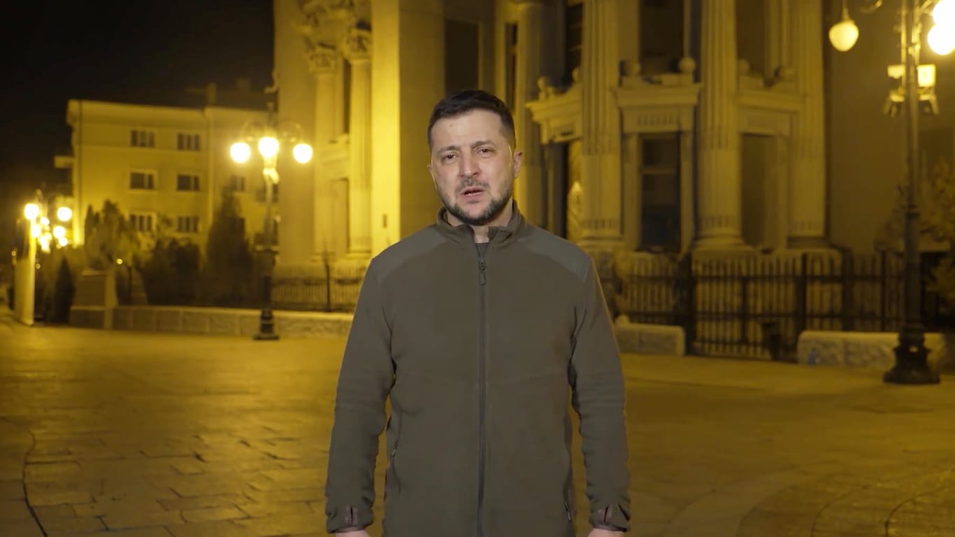 Wolodymyr Selenskyj spricht am Freitagabend per Video: Der ukrainische Präsident drängt auf Verhandlungen.