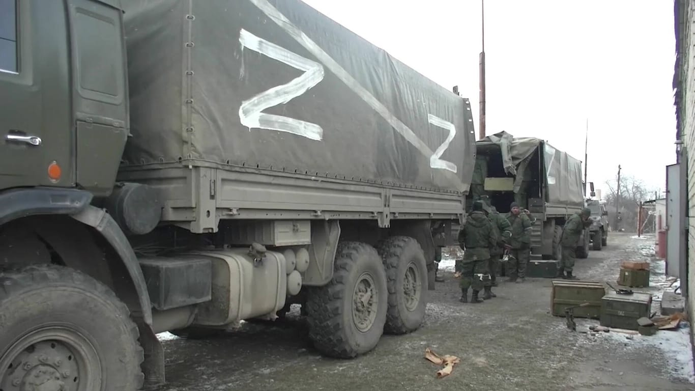 Russische Militärfahrzeuge werden in der Nähe von Cherson beladen (Archivbild): Am Flughafen der Stadt gibt es neue Kämpfe.
