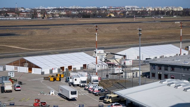 Versorgungszelte stehen auf dem Rollfeld des ehemaligen Flughafens Berlin-Tegel.