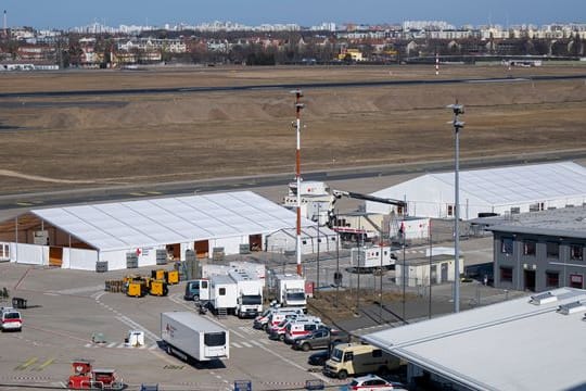 Versorgungszelte stehen auf dem Rollfeld des ehemaligen Flughafens Berlin-Tegel.