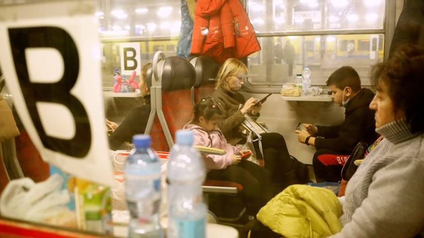Flüchtlinge aus der Ukraine sitzen am Bahnhof in einem Personenzug in Richtung Deutschland.