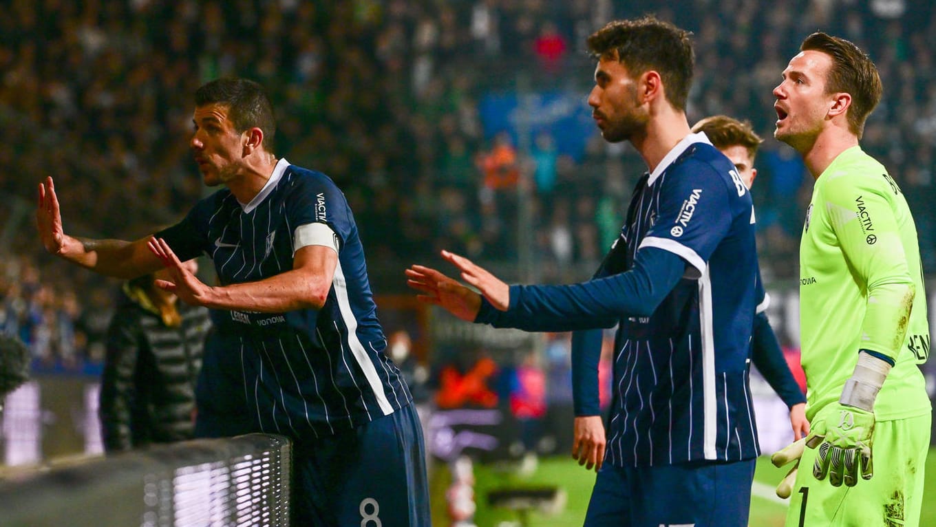 Anthony Losilla (l.): Der Bochum-Kapitän versuchte, die eigenen Fans nach während der Partie gegen Gladbach zu beruhigen.