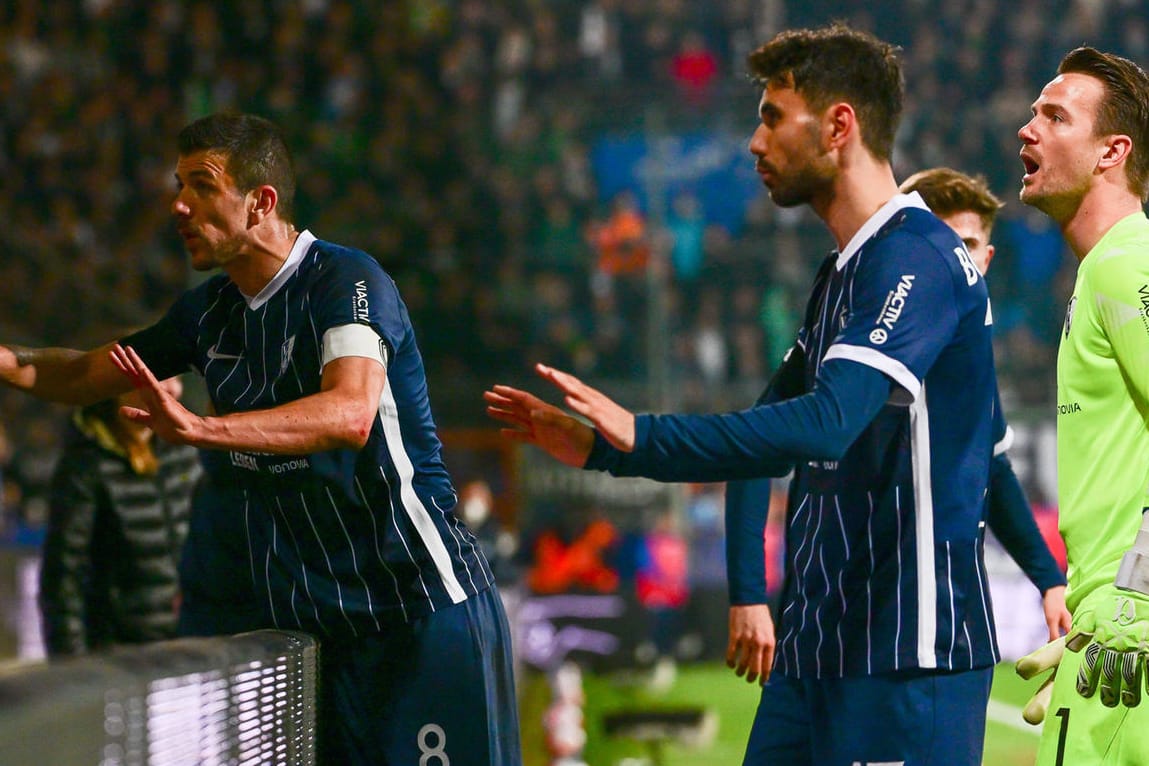Anthony Losilla (l.): Der Bochum-Kapitän versuchte, die eigenen Fans nach während der Partie gegen Gladbach zu beruhigen.