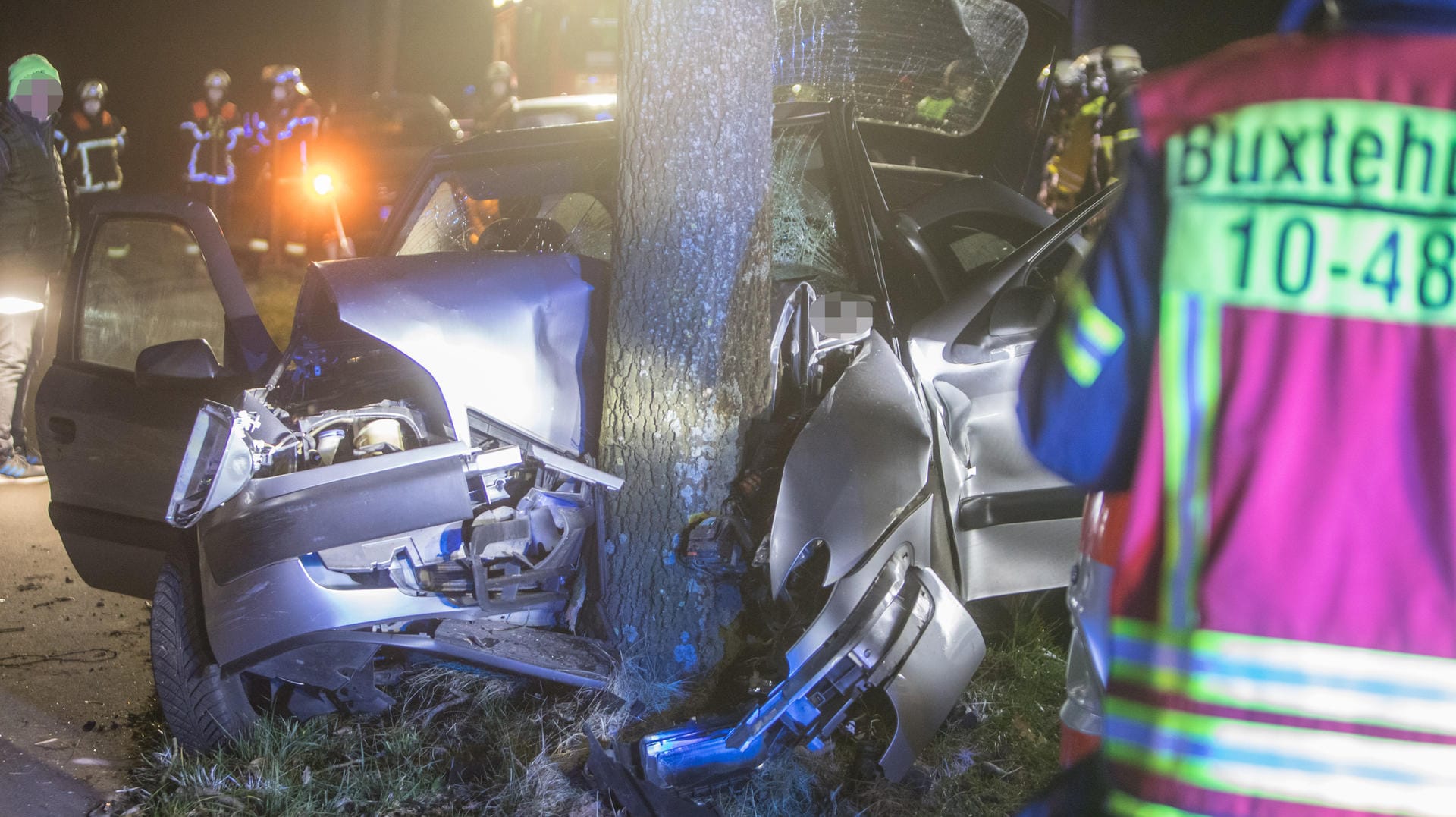 Ein völlig zerstörtes Auto: Wie durch ein Wunder haben die Frauen den schweren Unfall überlebt.