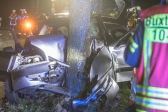 Ein völlig zerstörtes Auto: Wie durch ein Wunder haben die Frauen den schweren Unfall überlebt.