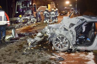 Schwerer Unfall mit Reisebus und Auto