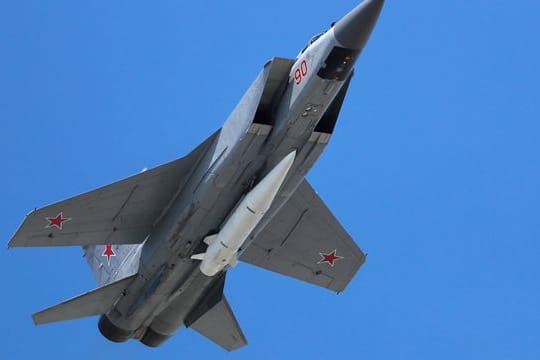 Ein Mikoyan MiG-31 Abfangjäger der russischen Luftwaffe beladen mit einer ballistischen Luft-Boden-Rakete "Kinschal".