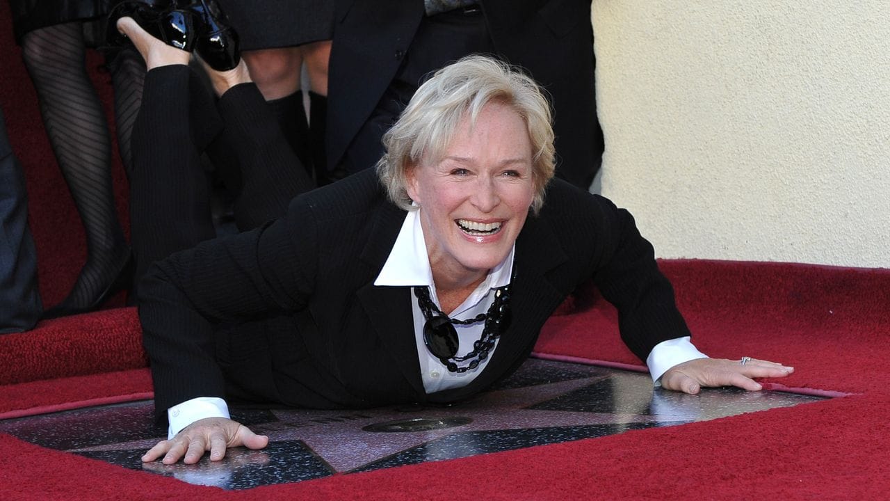 Hollywood-Schauspielerin Glenn Close 2009 auf dem Stern, mit dem sie auf Hollywoods "Walk of Fame" verewigt wurde. Hollywood-Schauspielerin Glenn Close 2009 auf dem Stern, mit dem sie auf Hollywoods "Walk of Fame" verewigt wurde.